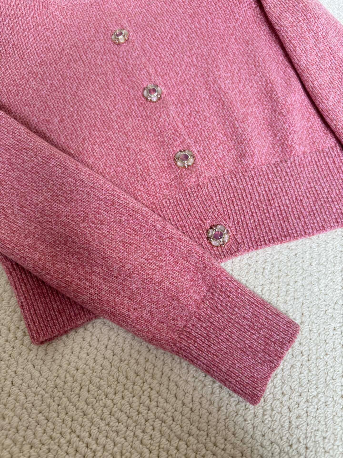 Strickjacke mit Schmuckknöpfen