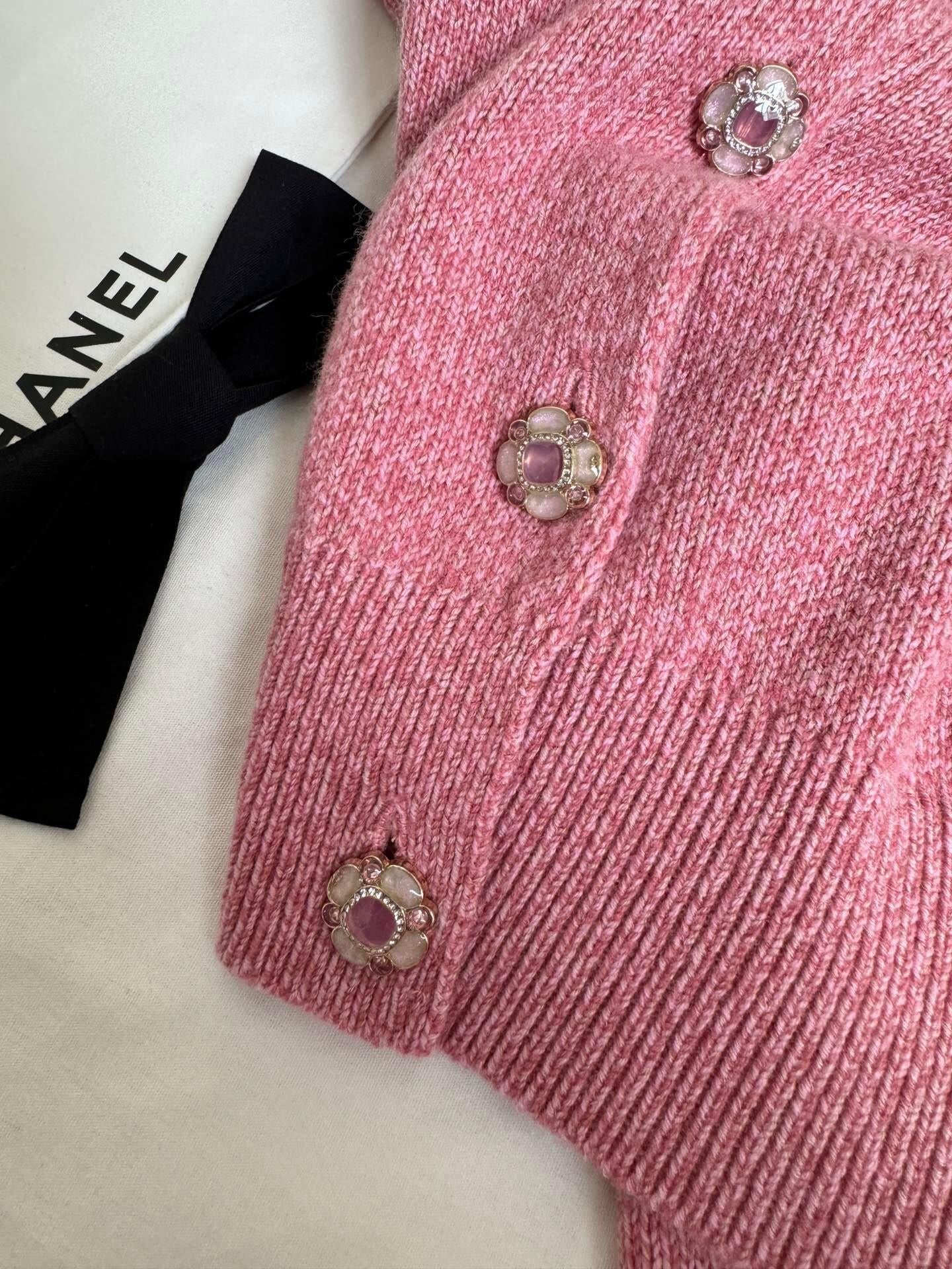 Strickjacke mit Schmuckknöpfen