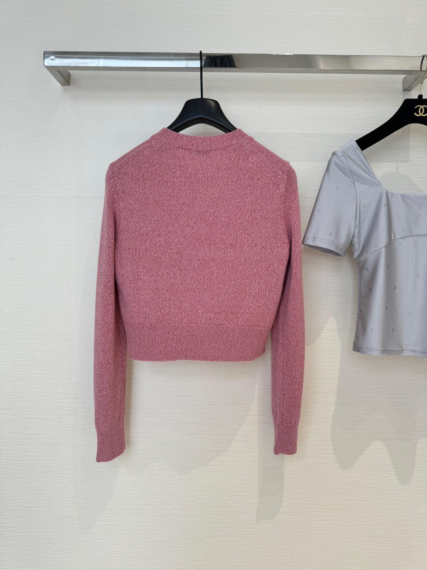 Strickjacke mit Schmuckknöpfen