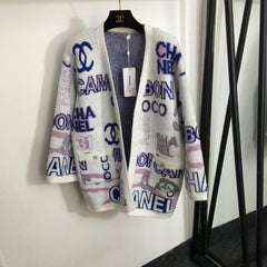 Neuer Strickcardigan mit Buchstabenmuster