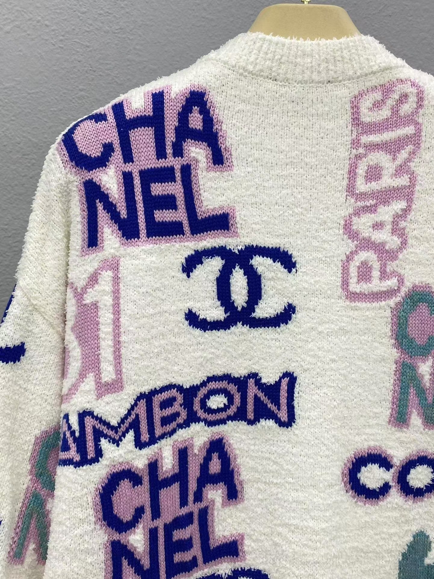 Neuer Strickcardigan mit Buchstabenmuster