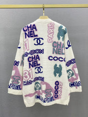 Neuer Strickcardigan mit Buchstabenmuster