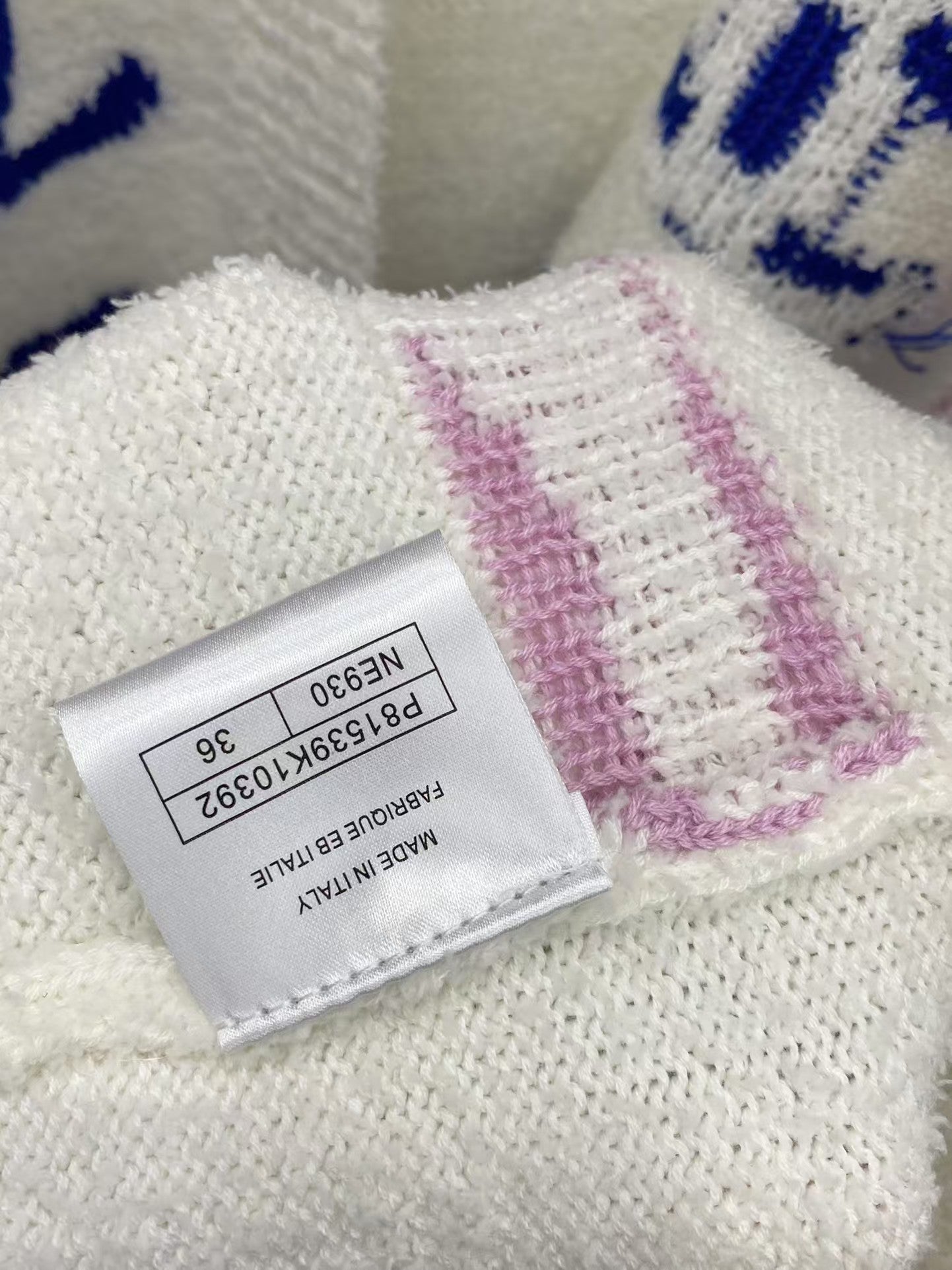 Neuer Strickcardigan mit Buchstabenmuster