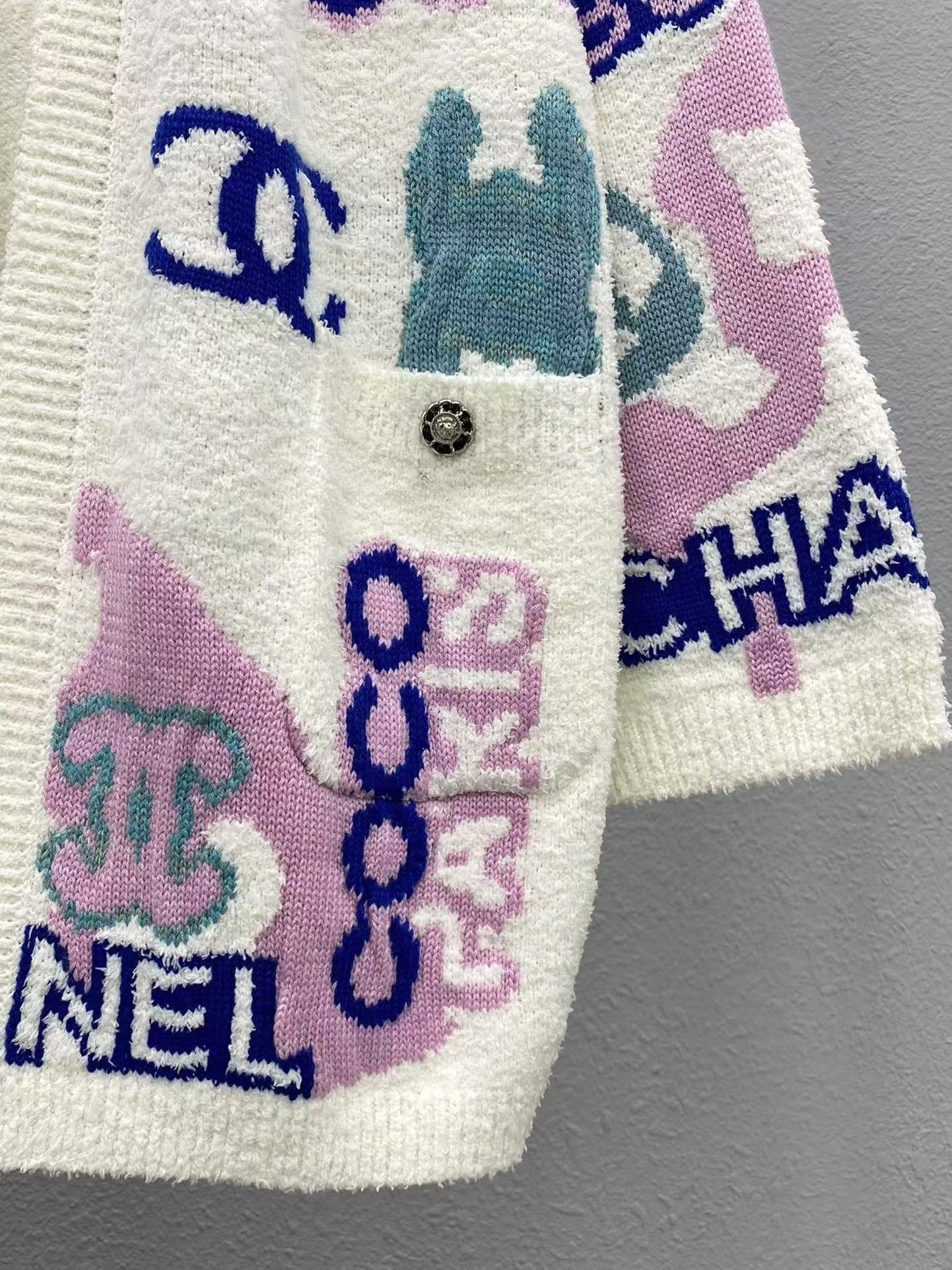 Neuer Strickcardigan mit Buchstabenmuster