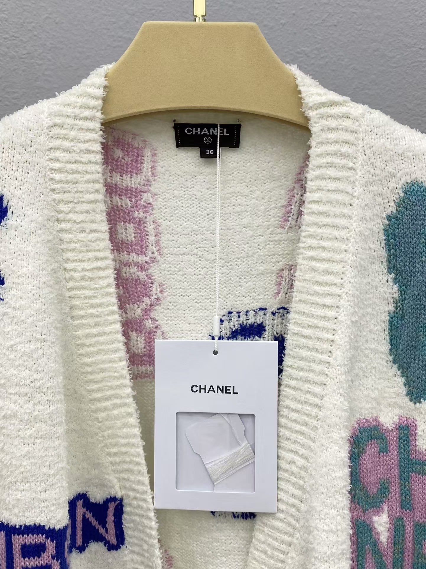 Neuer Strickcardigan mit Buchstabenmuster