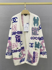 Neuer Strickcardigan mit Buchstabenmuster