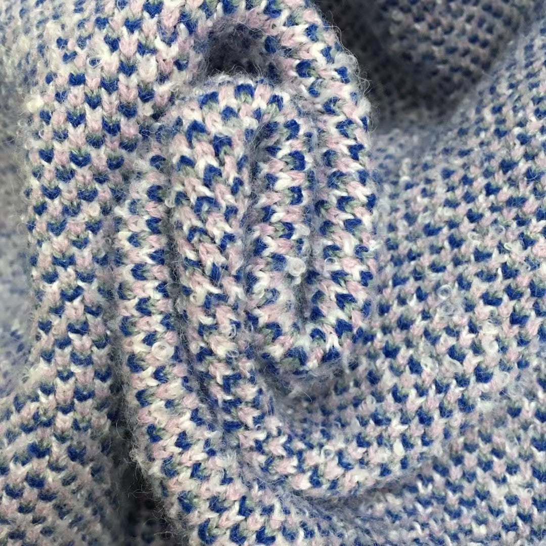 Neuer Strickcardigan mit Buchstabenmuster