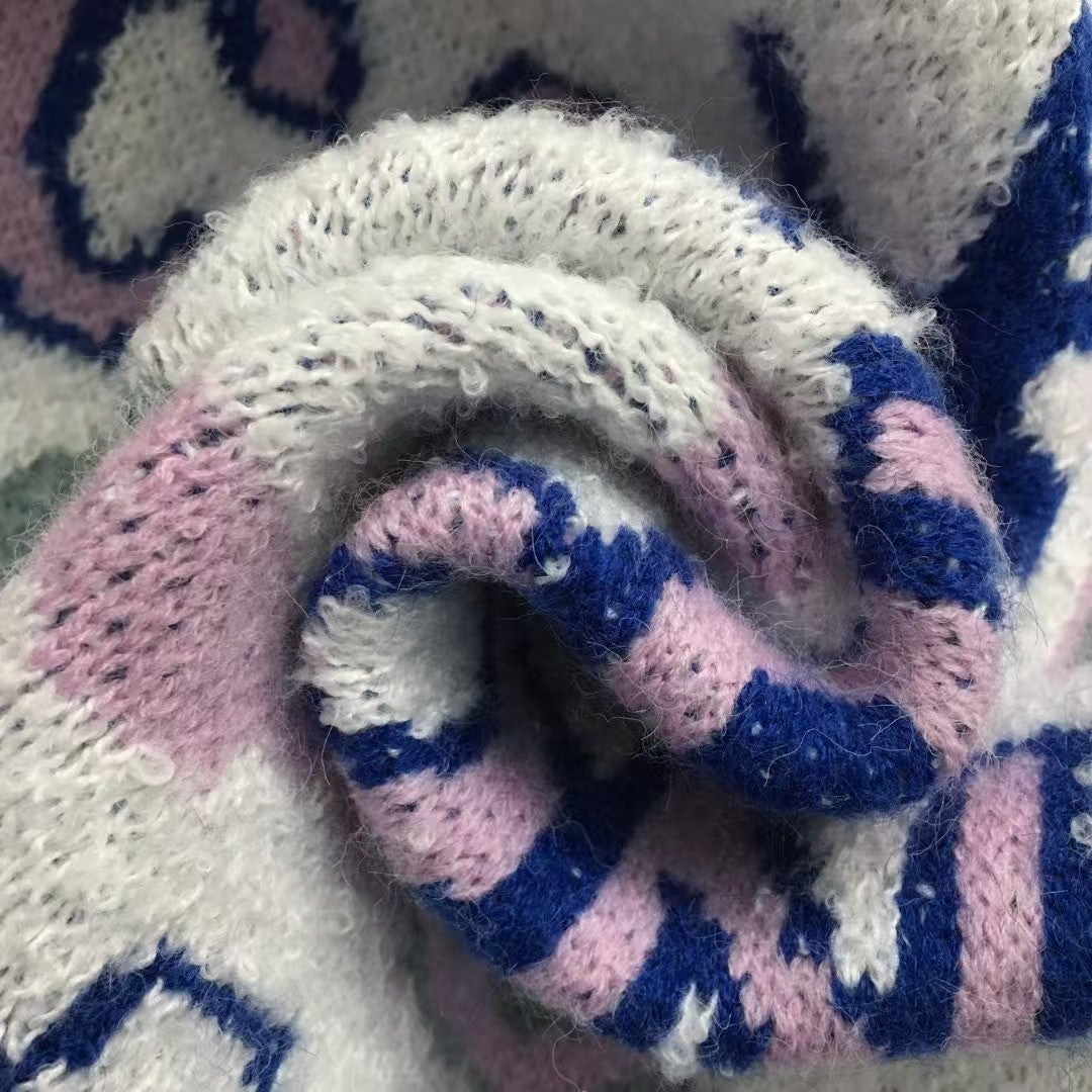 Neuer Strickcardigan mit Buchstabenmuster