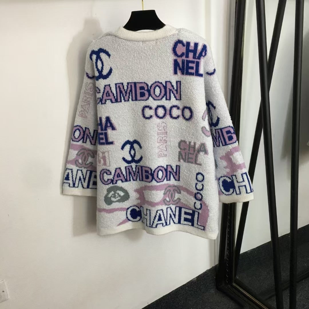 Neuer Strickcardigan mit Buchstabenmuster