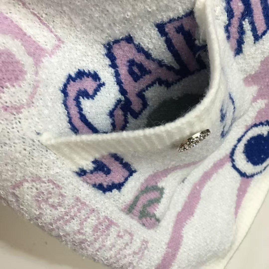 Neuer Strickcardigan mit Buchstabenmuster