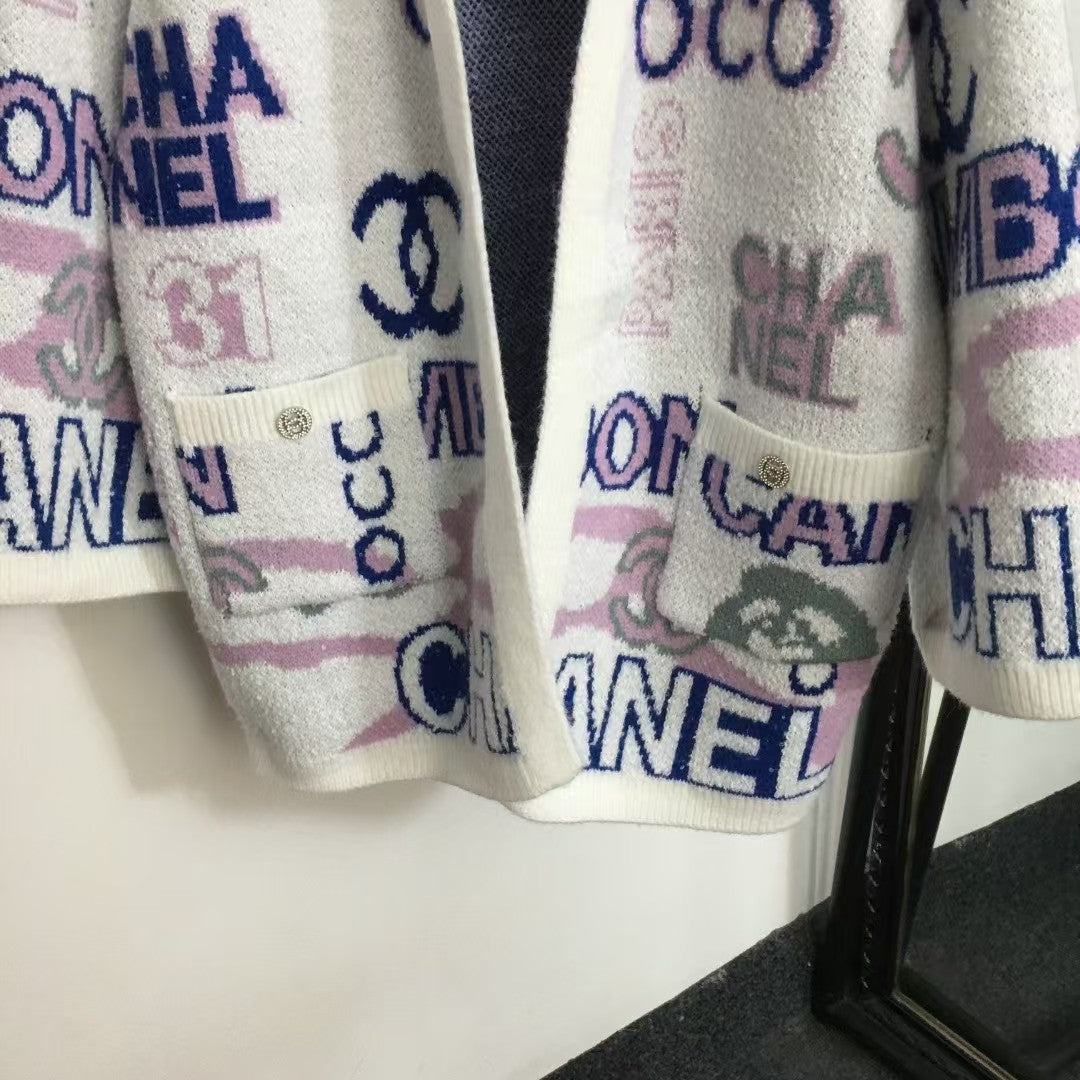 Neuer Strickcardigan mit Buchstabenmuster