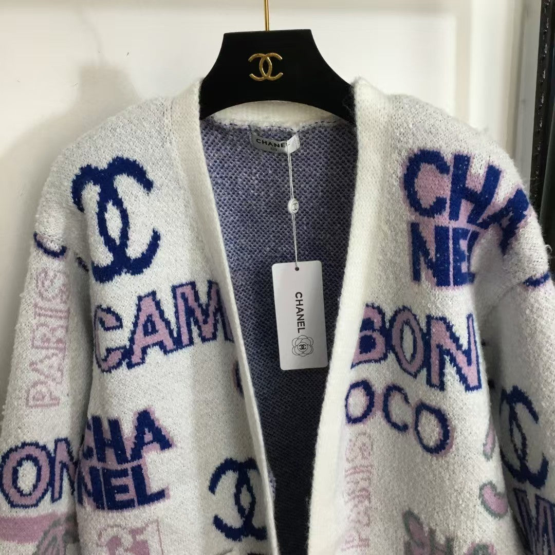 Neuer Strickcardigan mit Buchstabenmuster