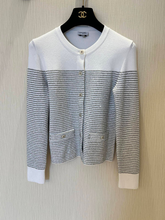 Silber gestreifte Strickjacke mit Rundhalsausschnitt