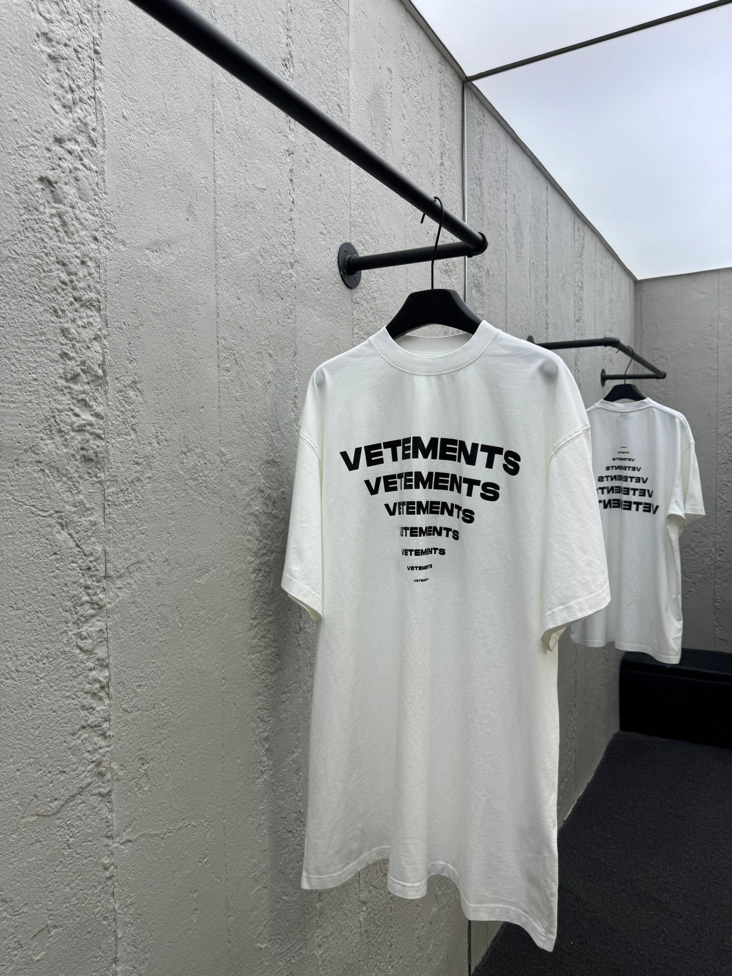 Pyramide, vergrößerte und verkleinerte Kontur, aufgedrucktes charakteristisches Logomuster, kurze Ärmel 