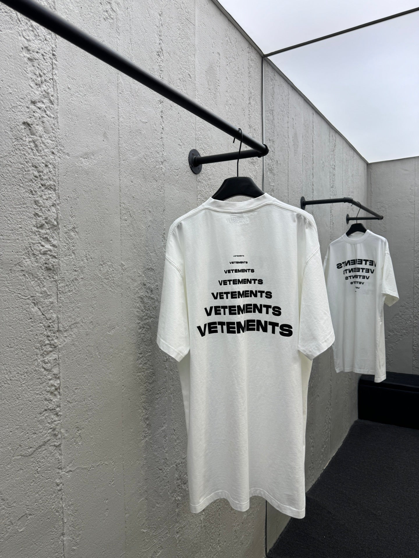 Pyramide, vergrößerte und verkleinerte Kontur, aufgedrucktes charakteristisches Logomuster, kurze Ärmel 