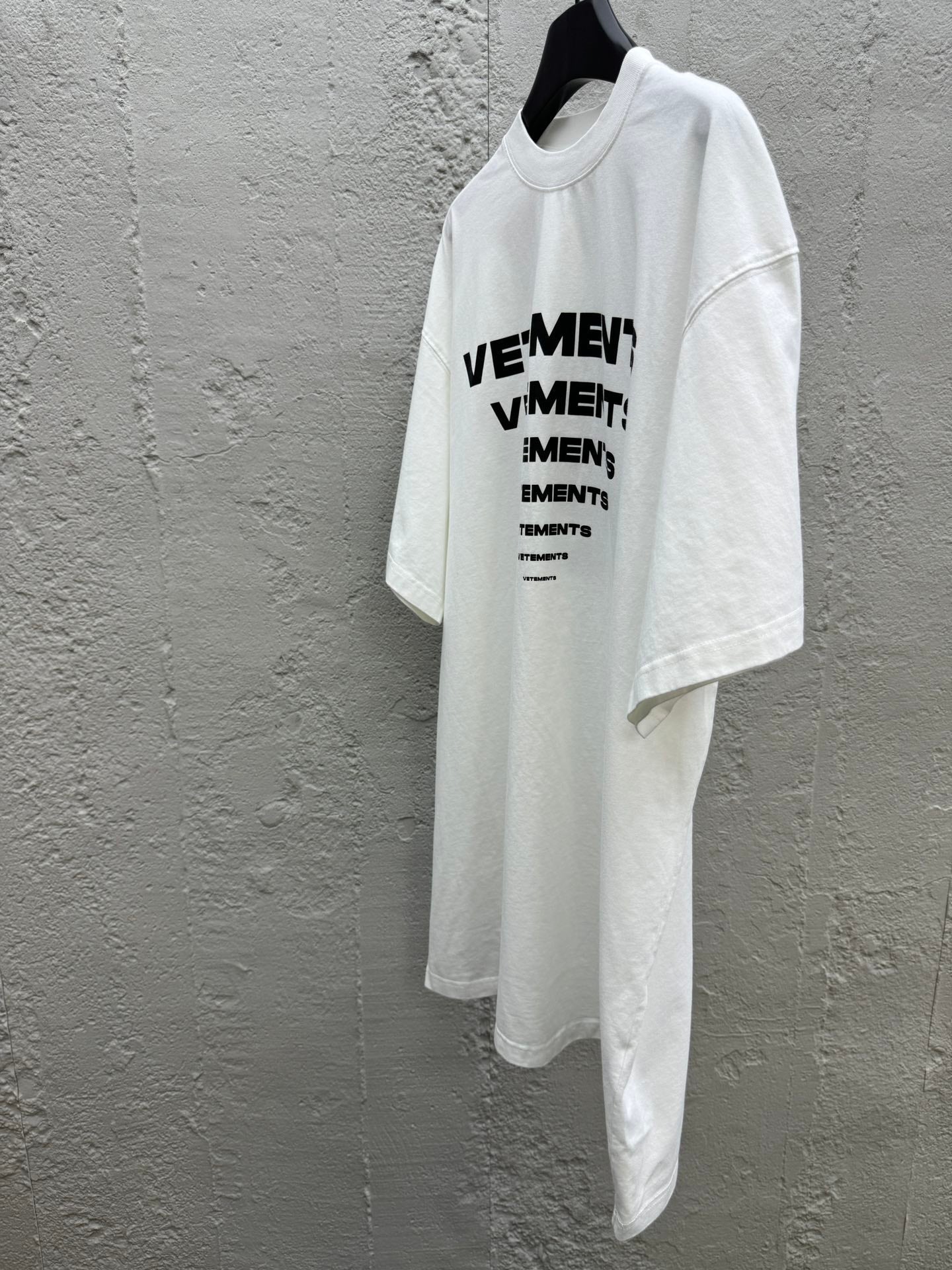 Pyramide, vergrößerte und verkleinerte Kontur, aufgedrucktes charakteristisches Logomuster, kurze Ärmel 