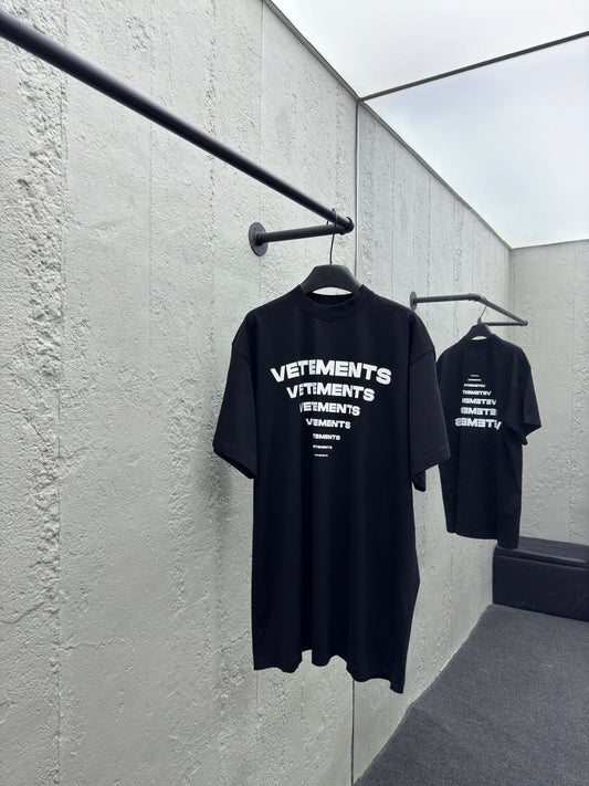 Pyramide, vergrößerte und verkleinerte Kontur, aufgedrucktes charakteristisches Logomuster, kurze Ärmel 