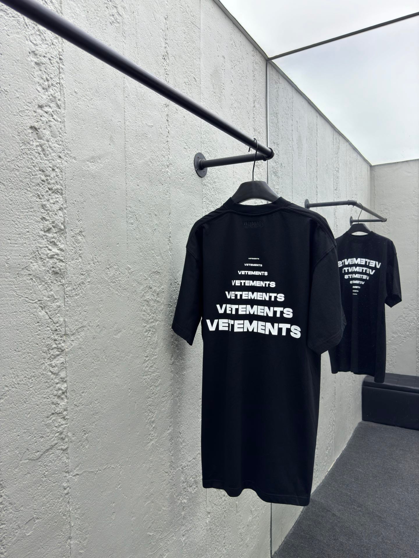 Pyramide, vergrößerte und verkleinerte Kontur, aufgedrucktes charakteristisches Logomuster, kurze Ärmel 