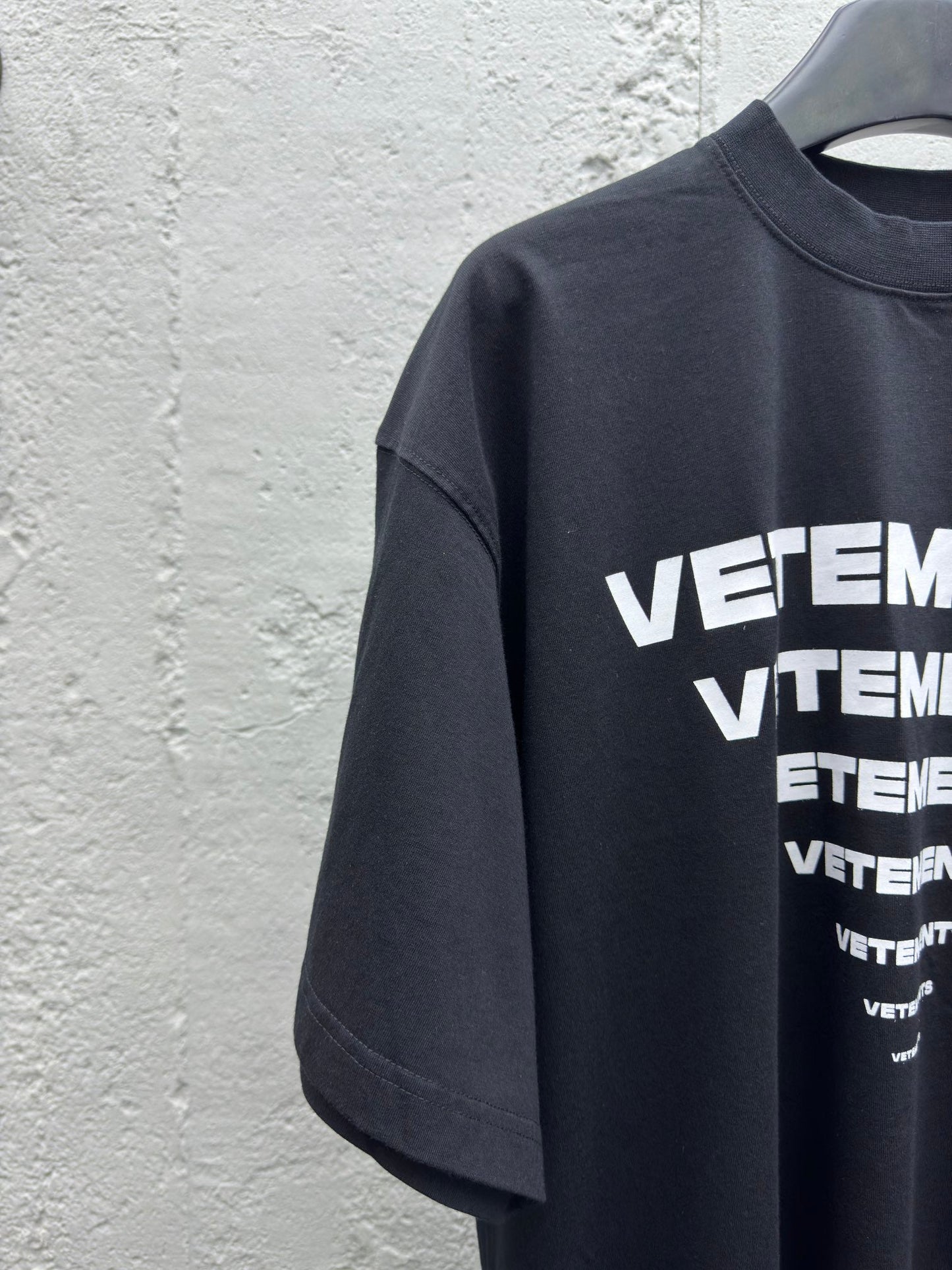 Pyramide, vergrößerte und verkleinerte Kontur, aufgedrucktes charakteristisches Logomuster, kurze Ärmel 