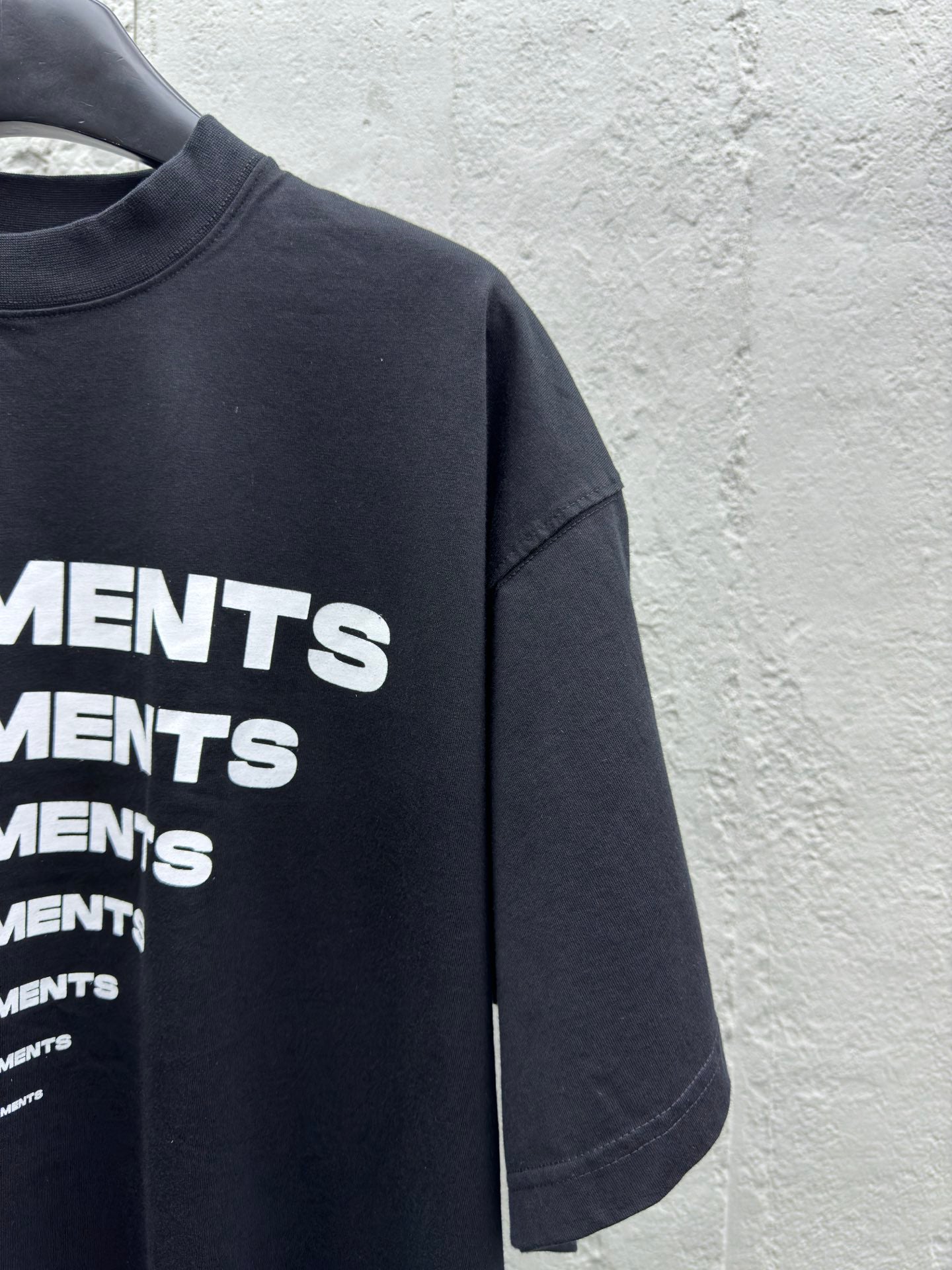 Pyramide, vergrößerte und verkleinerte Kontur, aufgedrucktes charakteristisches Logomuster, kurze Ärmel 