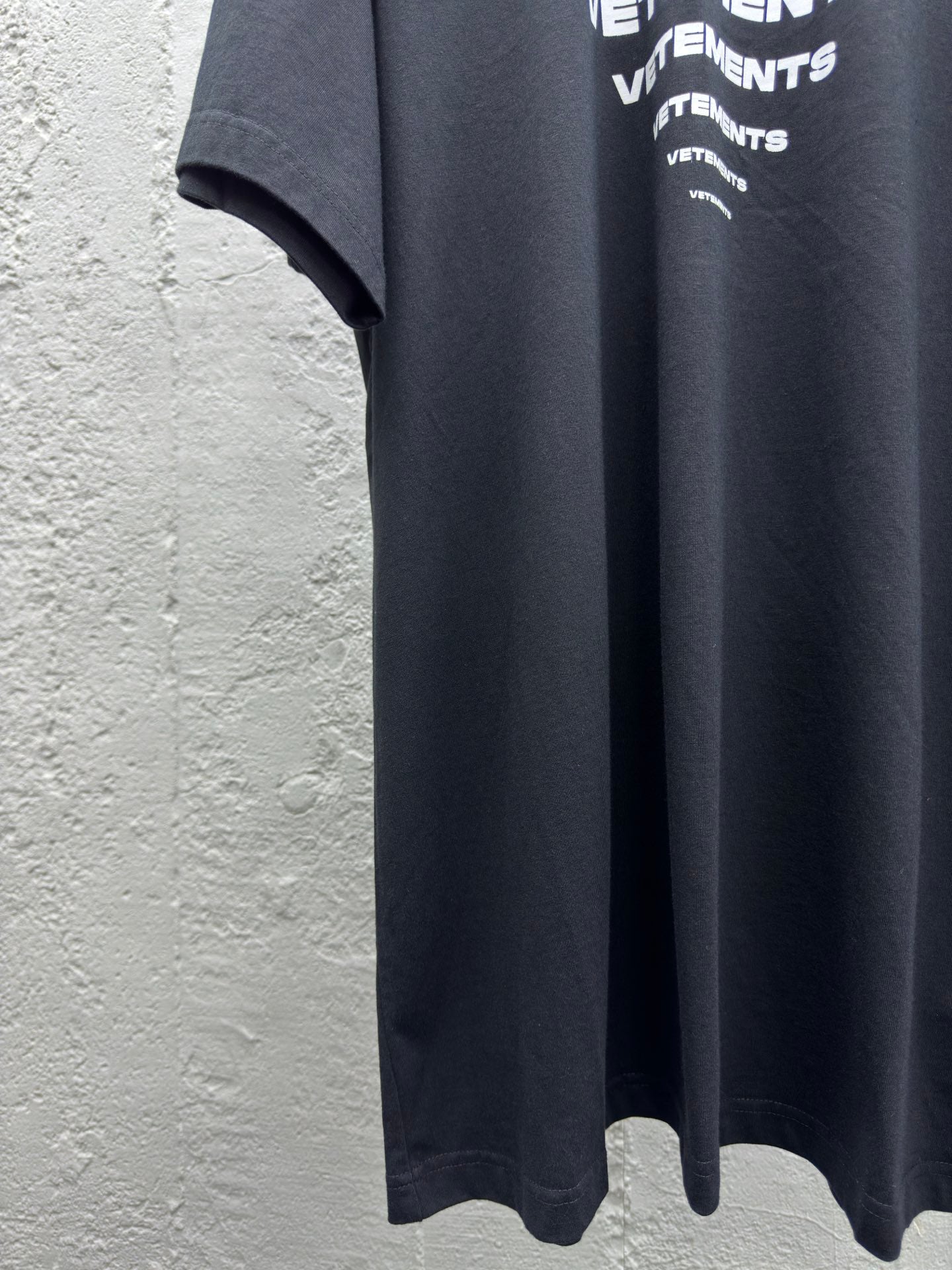 Pyramide, vergrößerte und verkleinerte Kontur, aufgedrucktes charakteristisches Logomuster, kurze Ärmel 