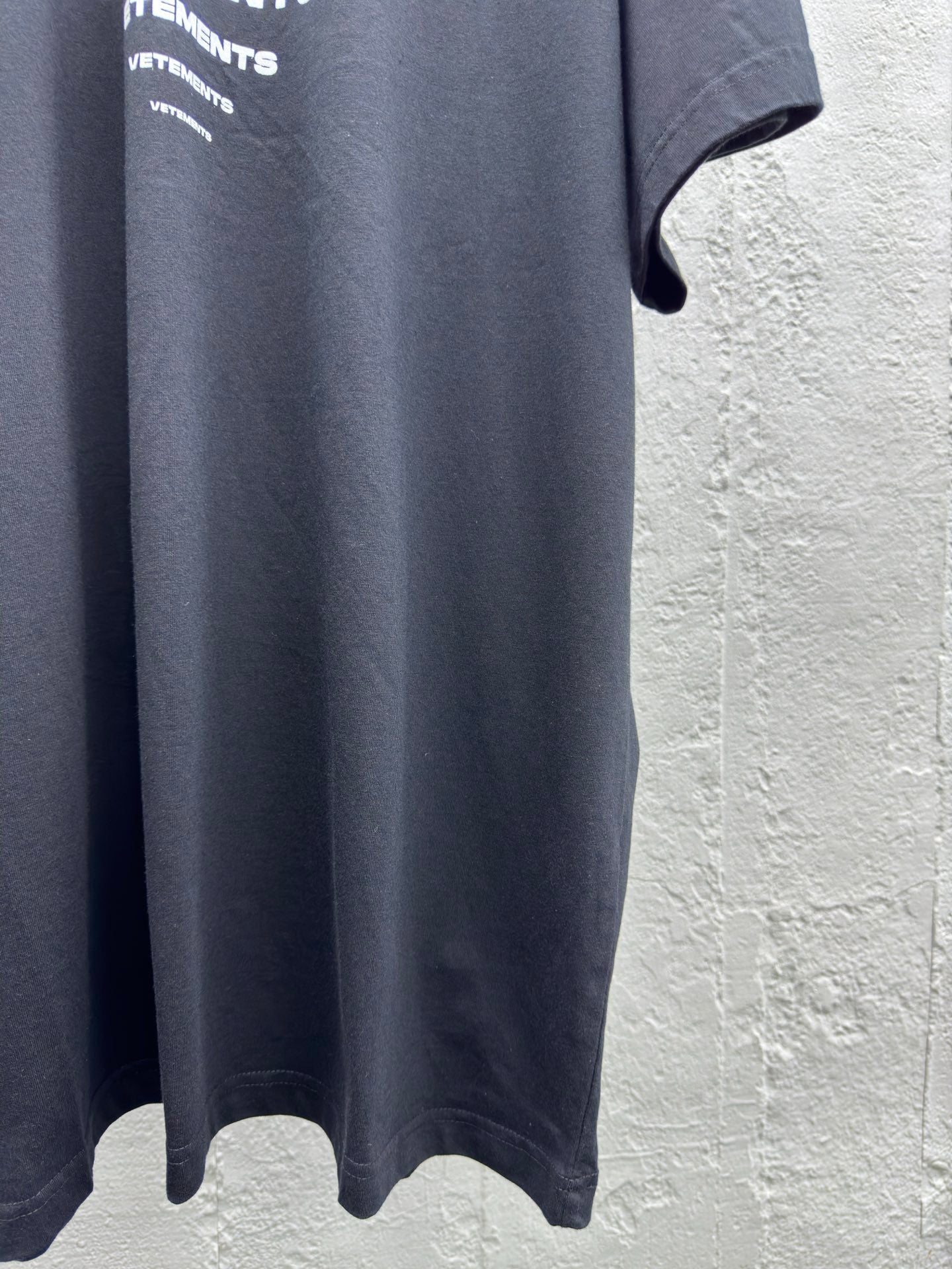 Pyramide, vergrößerte und verkleinerte Kontur, aufgedrucktes charakteristisches Logomuster, kurze Ärmel 