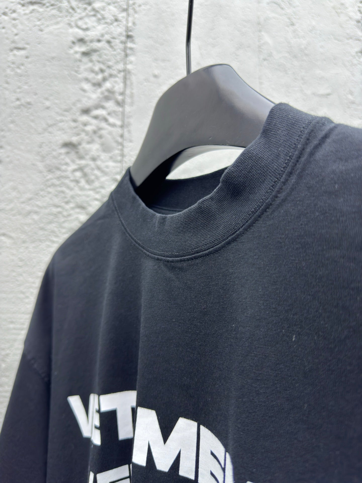 Pyramide, vergrößerte und verkleinerte Kontur, aufgedrucktes charakteristisches Logomuster, kurze Ärmel 