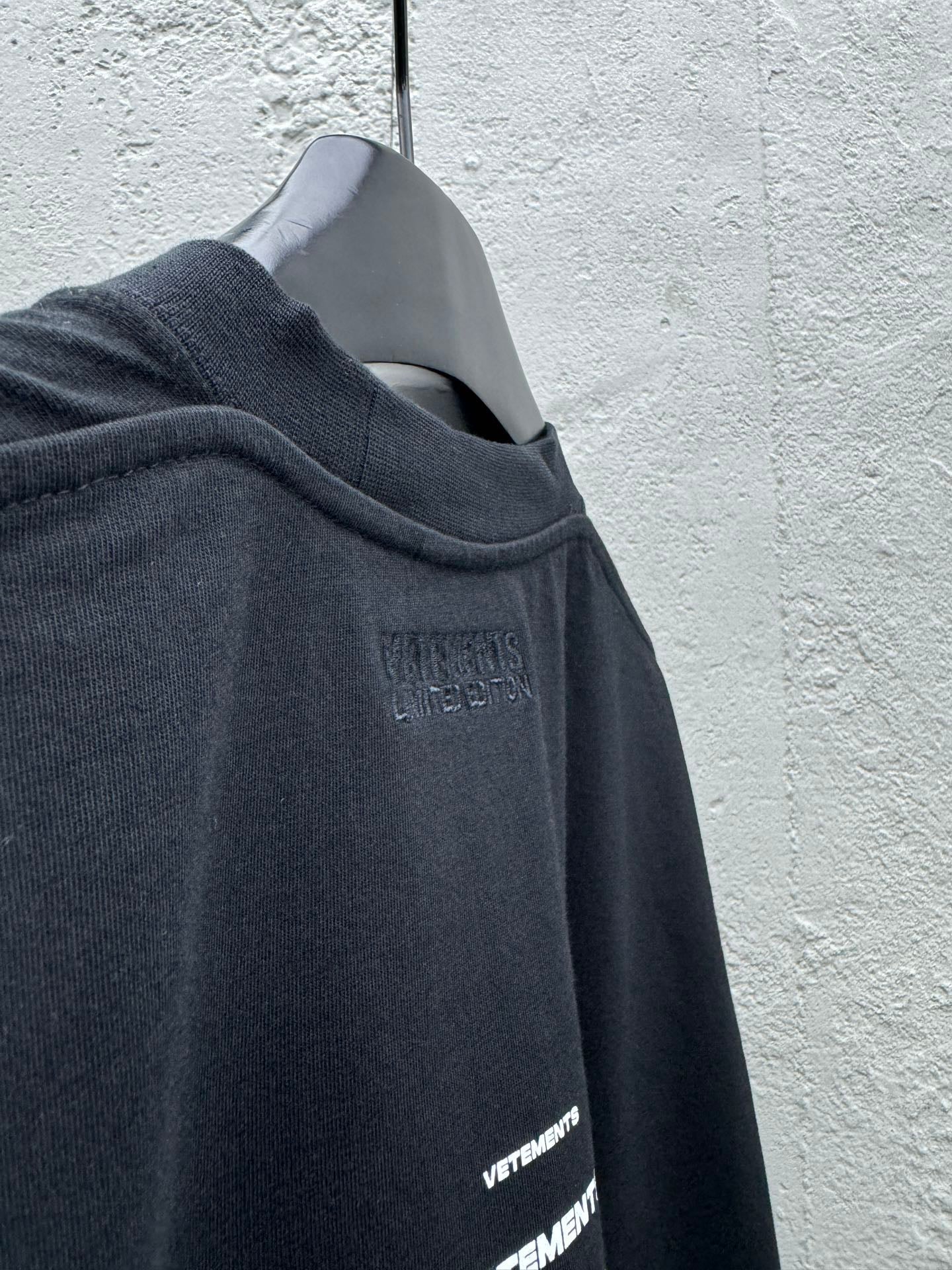 Pyramide, vergrößerte und verkleinerte Kontur, aufgedrucktes charakteristisches Logomuster, kurze Ärmel 