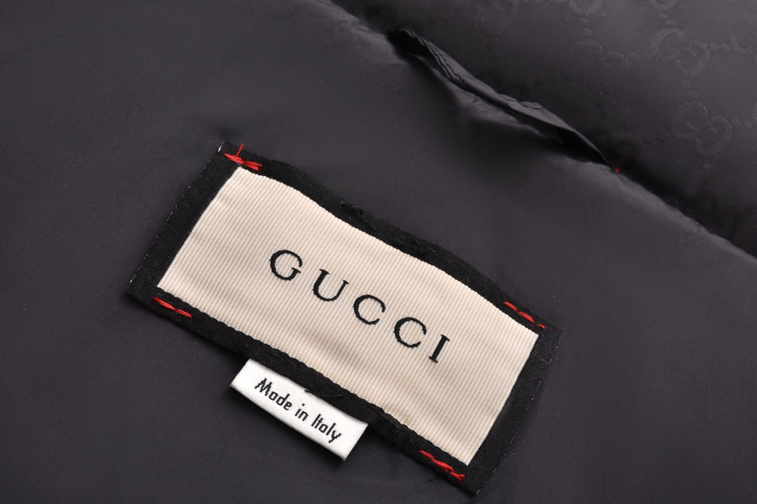 Daunenjacke mit Allover-Print in Rot und Grün