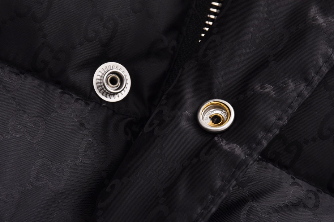 Daunenjacke mit Allover-Print in Rot und Grün