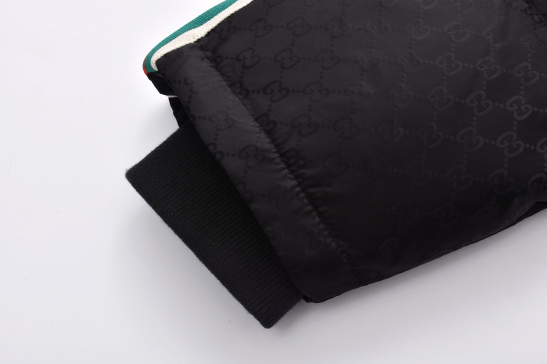 Daunenjacke mit Allover-Print in Rot und Grün