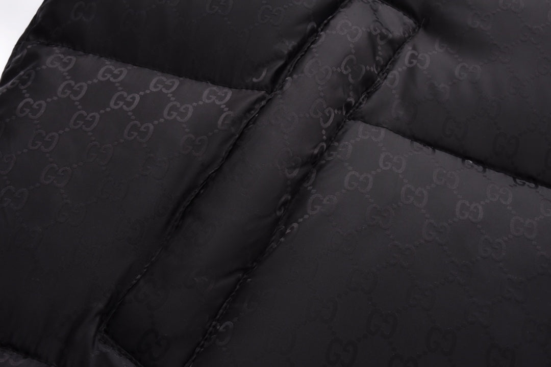 Daunenjacke mit Allover-Print in Rot und Grün