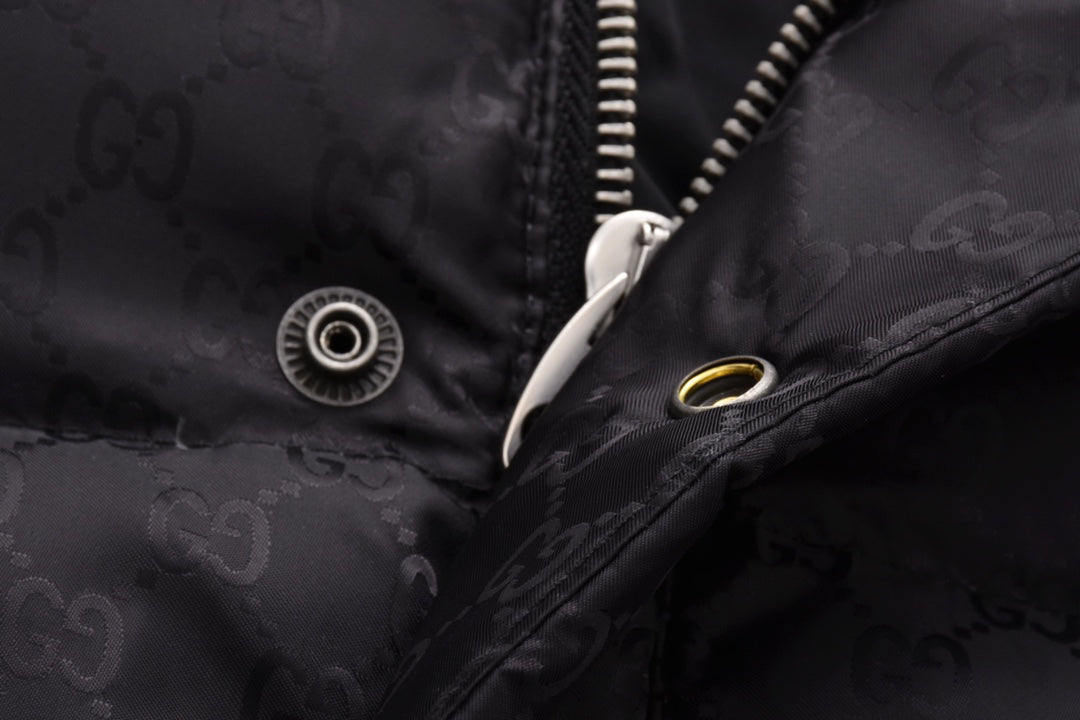 Daunenjacke mit reflektierendem Gurtband