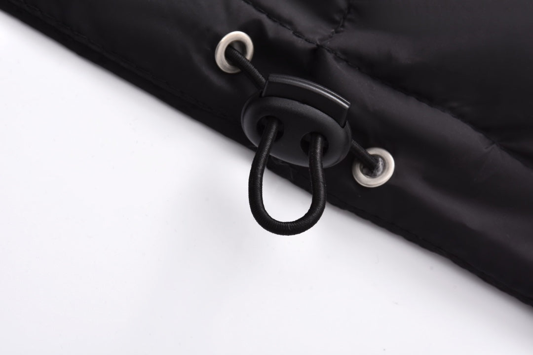 Daunenjacke mit reflektierendem Gurtband