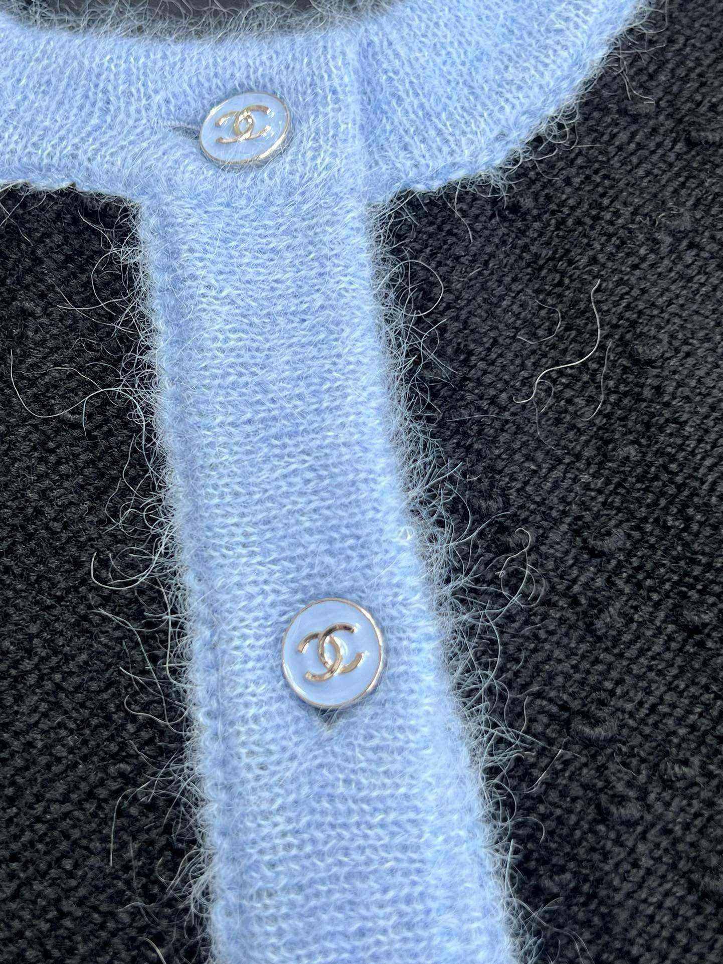 Cardigan bleu contrasté