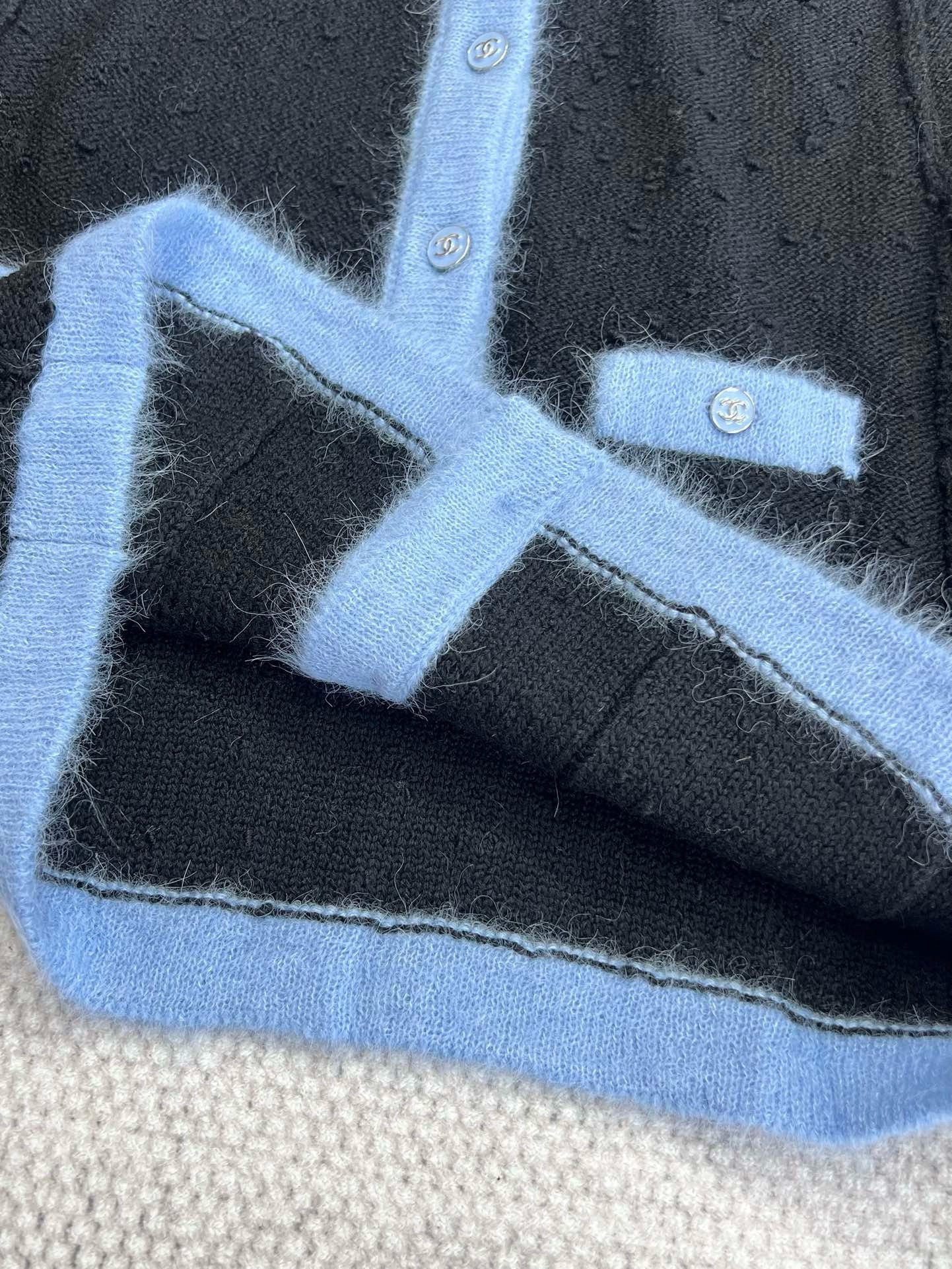 Cardigan bleu contrasté