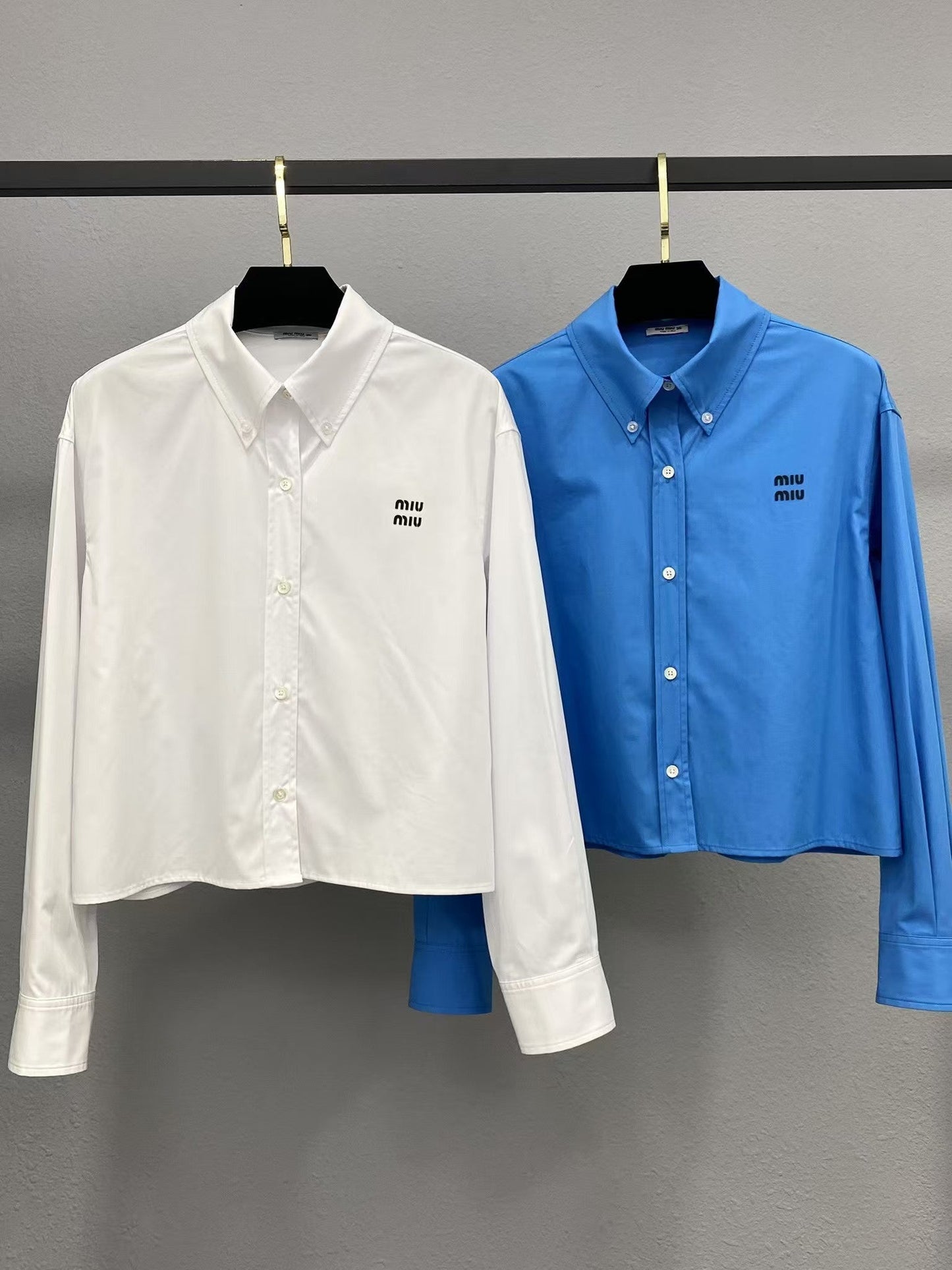 Hemd im neuen Stil mit aufgesticktem Buchstabenlogo