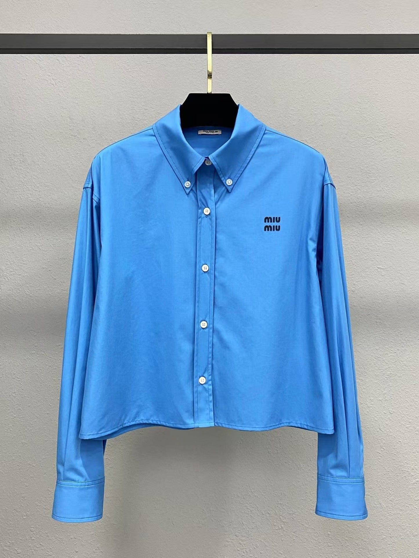 Hemd im neuen Stil mit aufgesticktem Buchstabenlogo