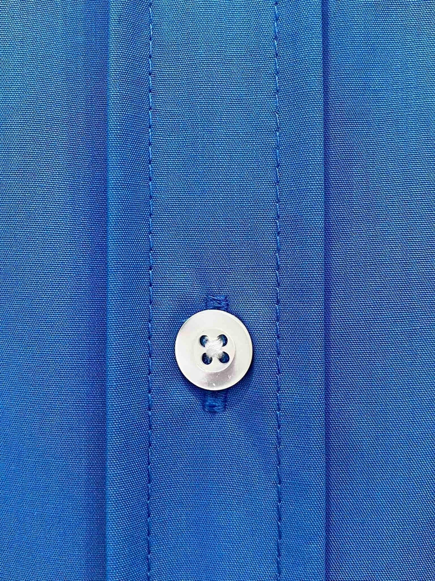 Hemd im neuen Stil mit aufgesticktem Buchstabenlogo