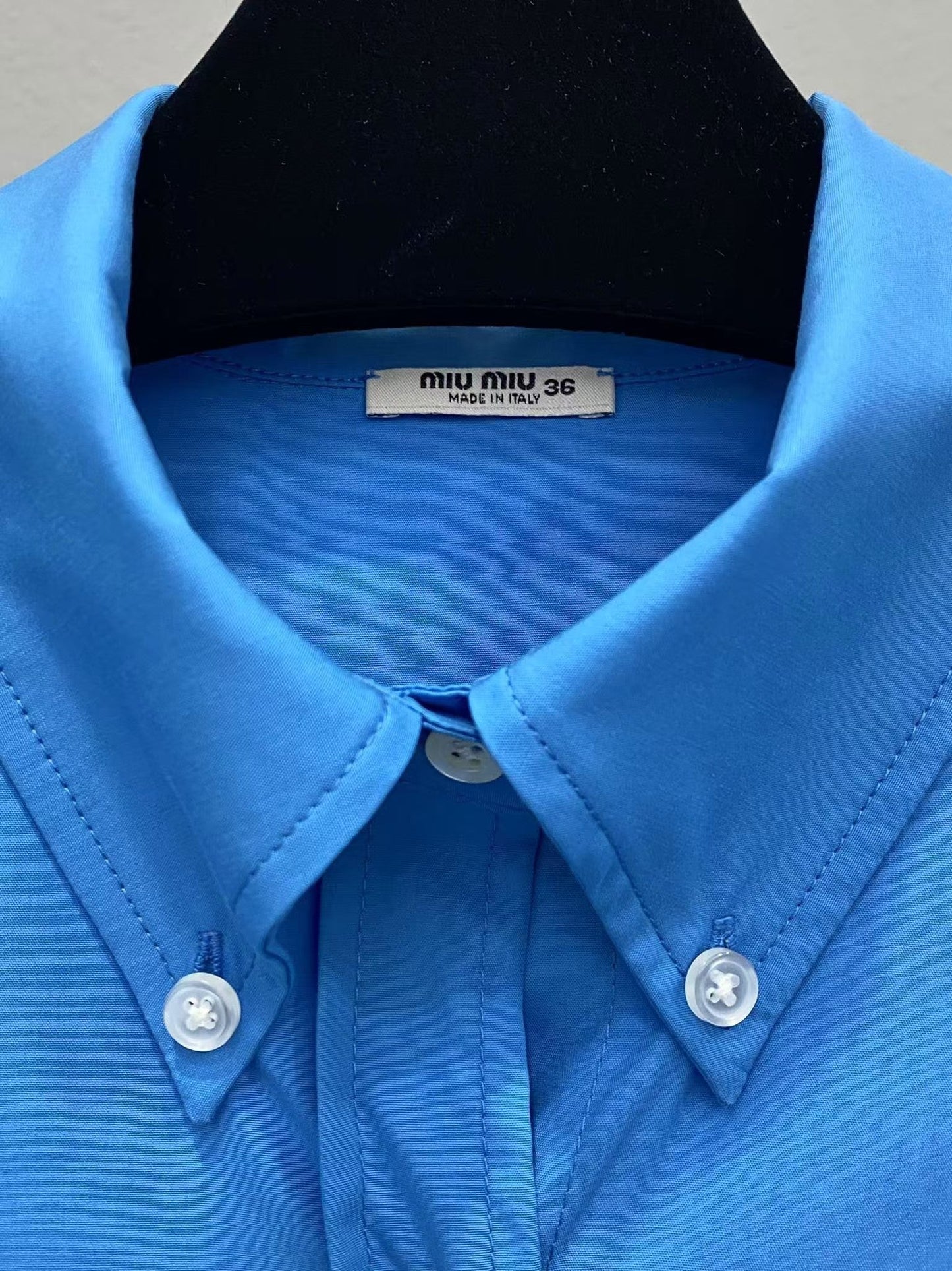 Hemd im neuen Stil mit aufgesticktem Buchstabenlogo