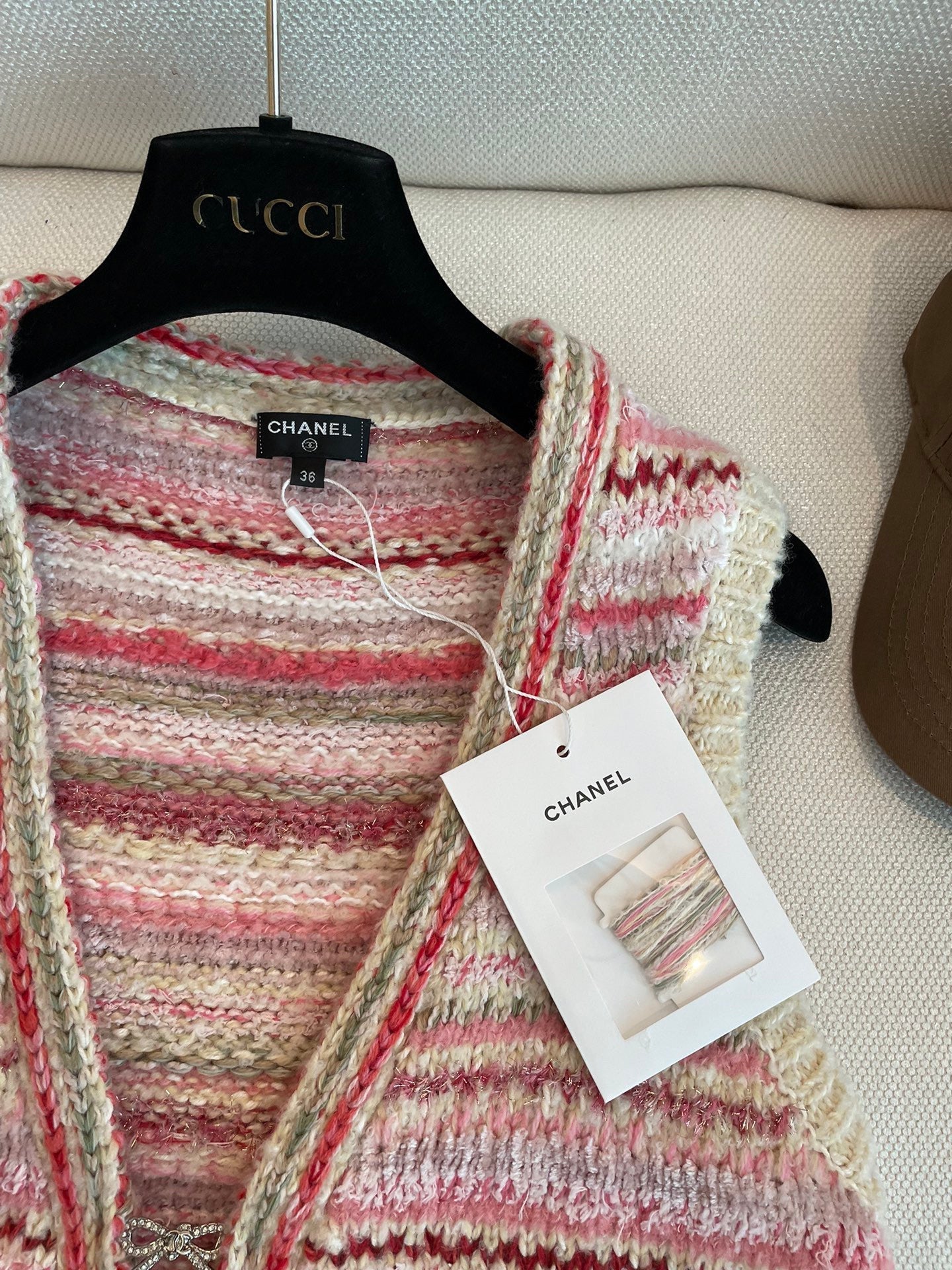 Gilet en tricot à rayures de couleur unie