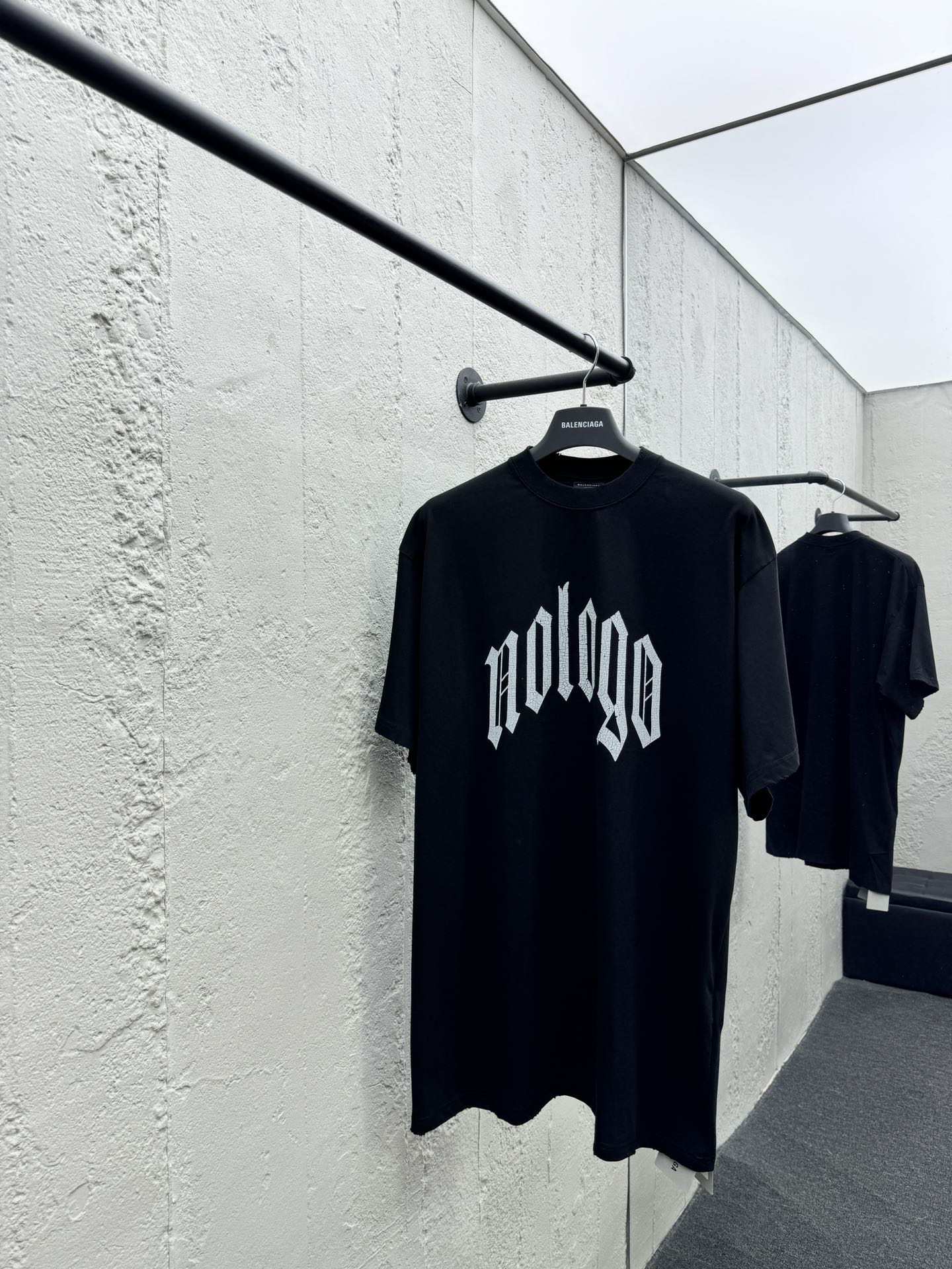 T-Shirt ohne Logo, Buchstabenloch und Graffiti-Print