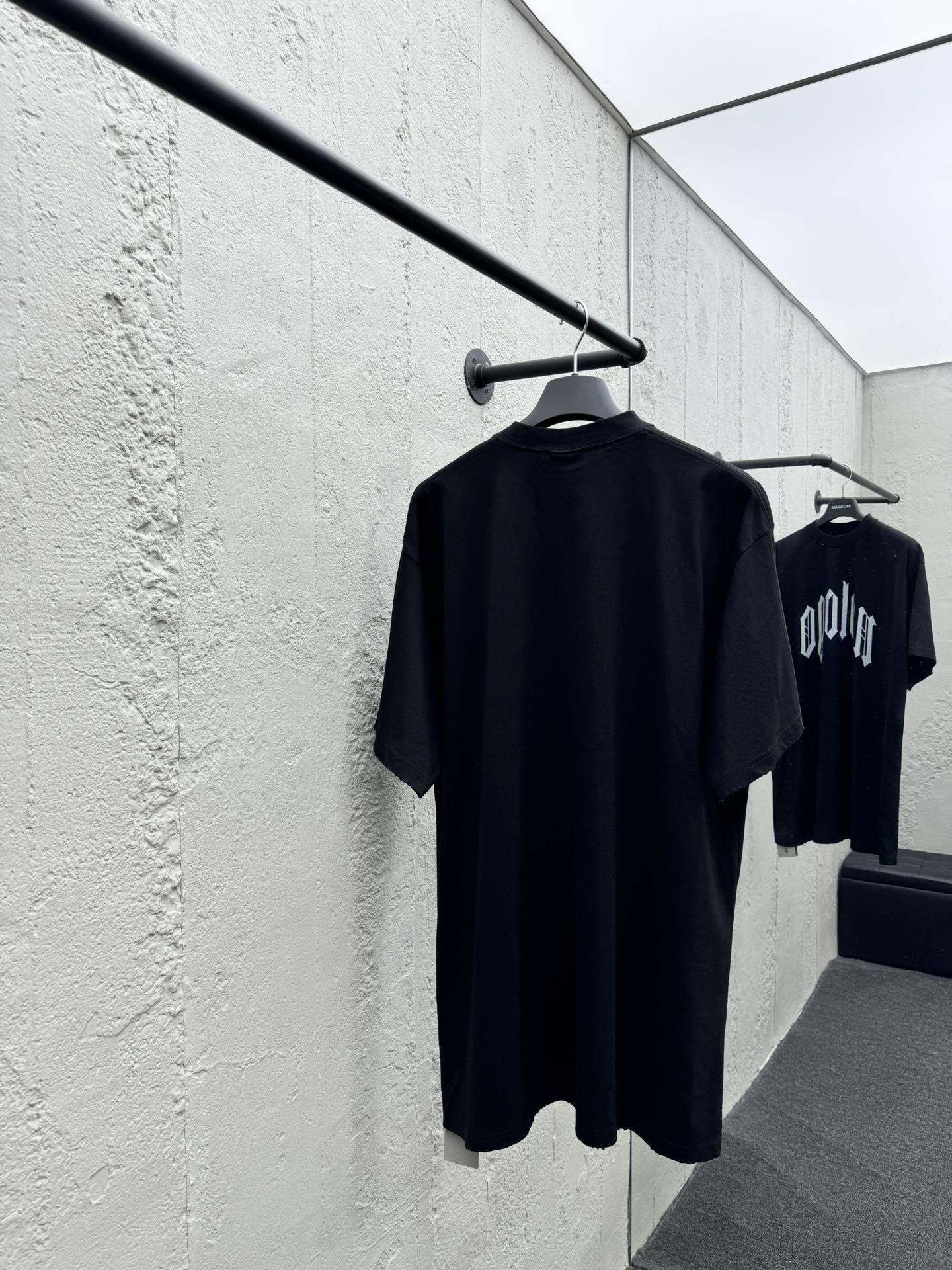 T-Shirt ohne Logo, Buchstabenloch und Graffiti-Print