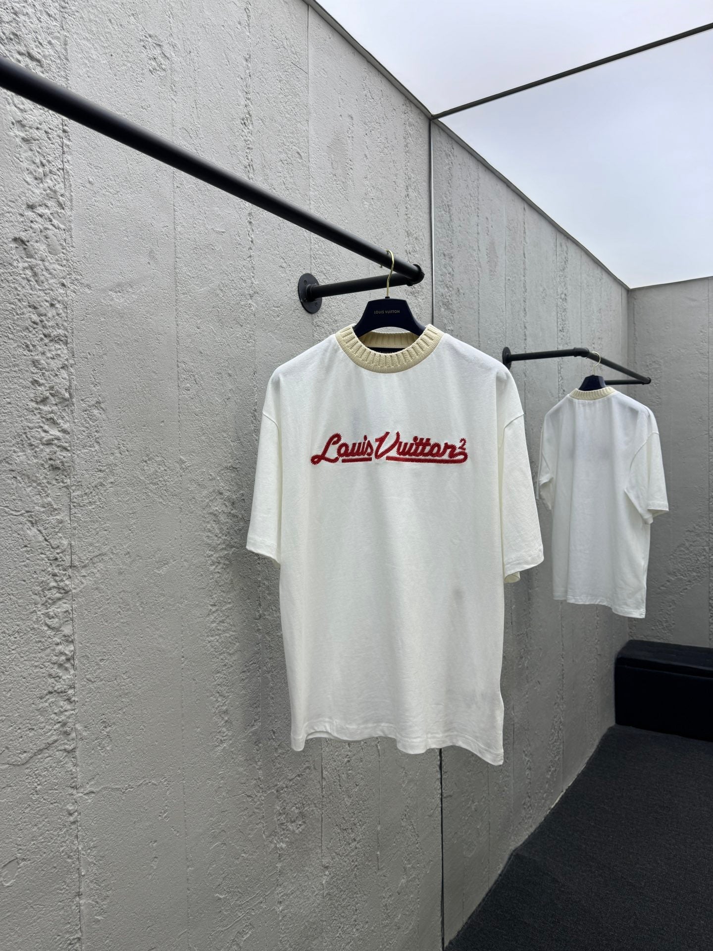 Gestricktes Kurzarm-T-Shirt mit Stickerei