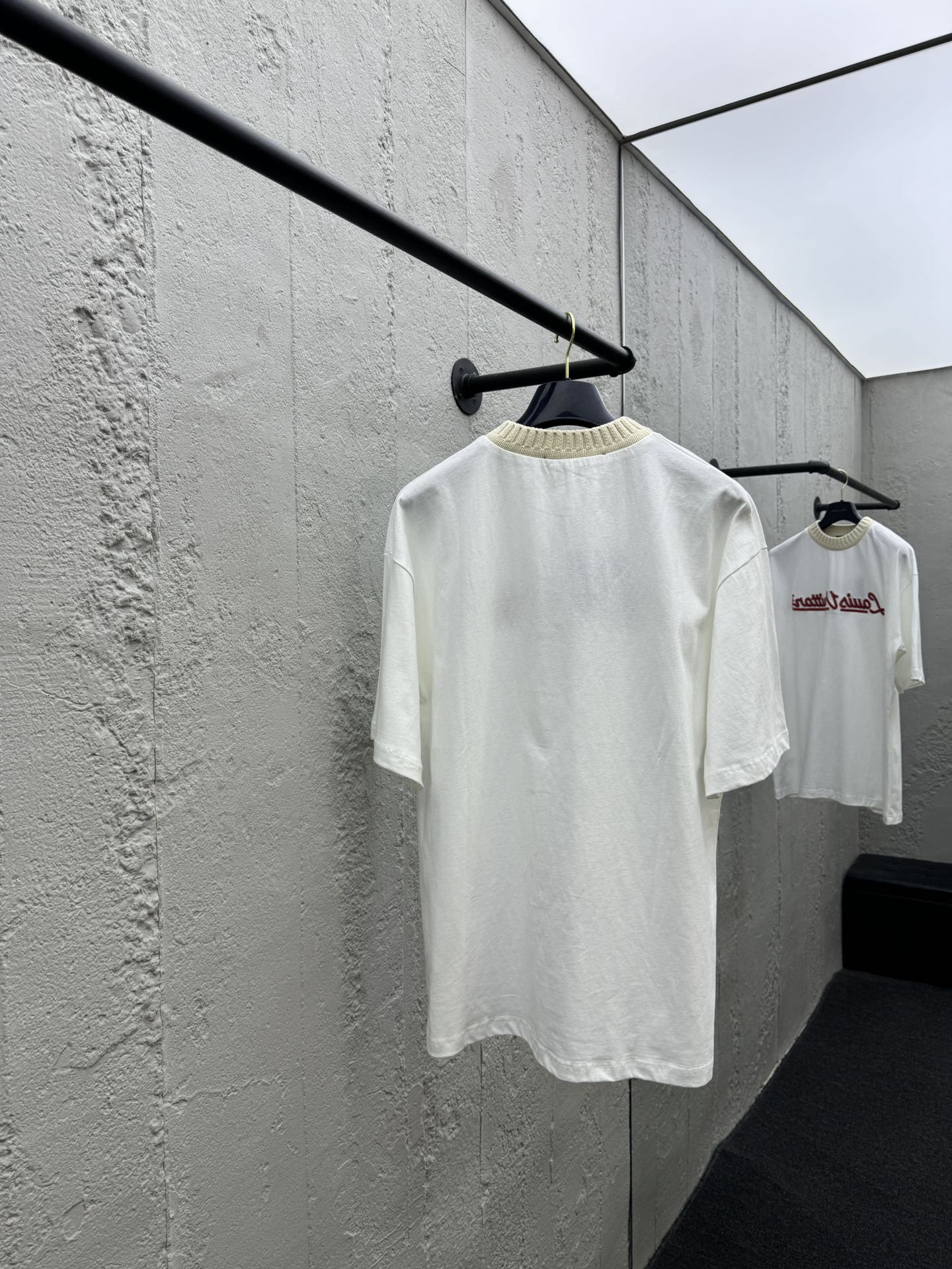 Gestricktes Kurzarm-T-Shirt mit Stickerei