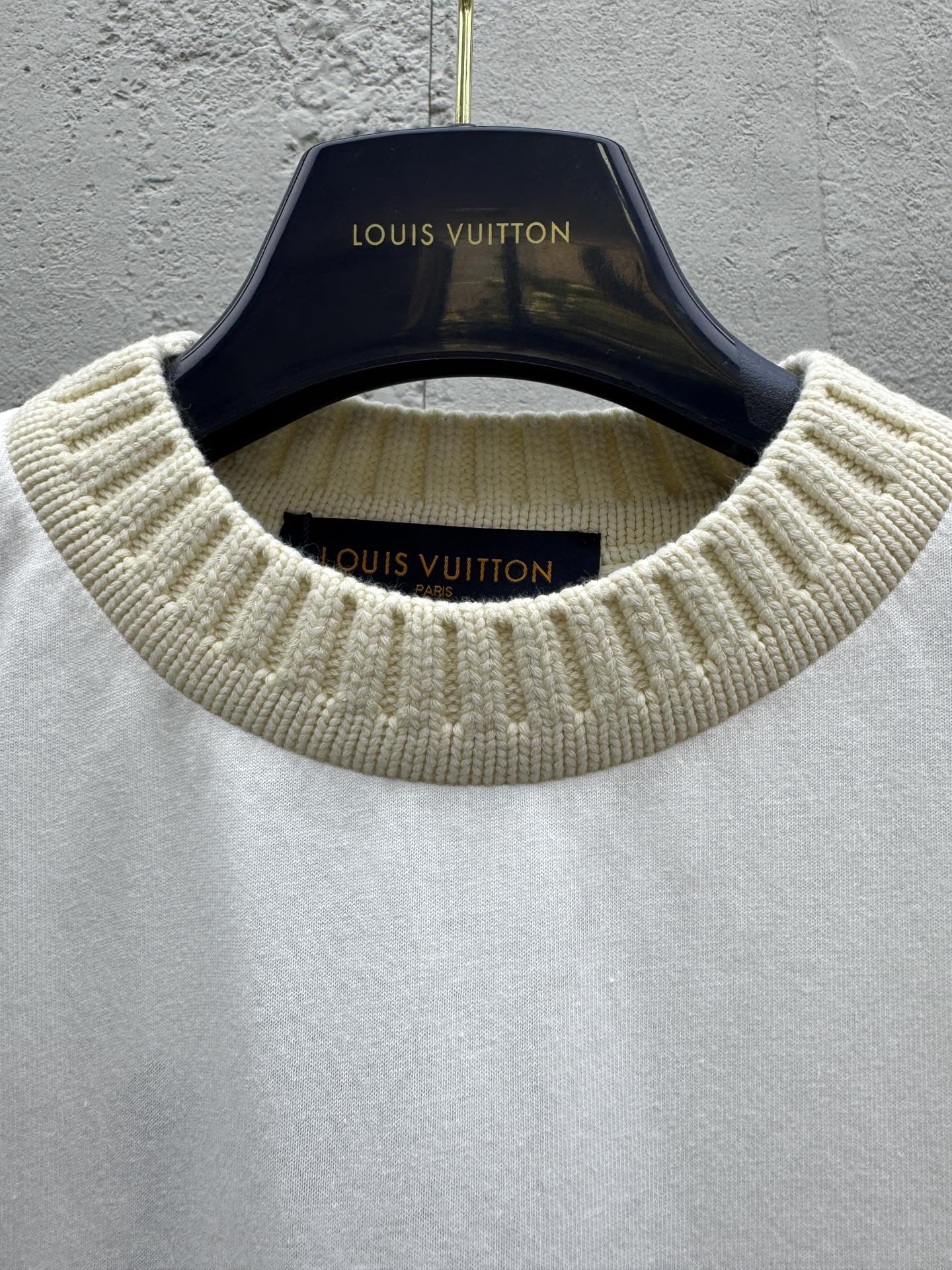 Gestricktes Kurzarm-T-Shirt mit Stickerei