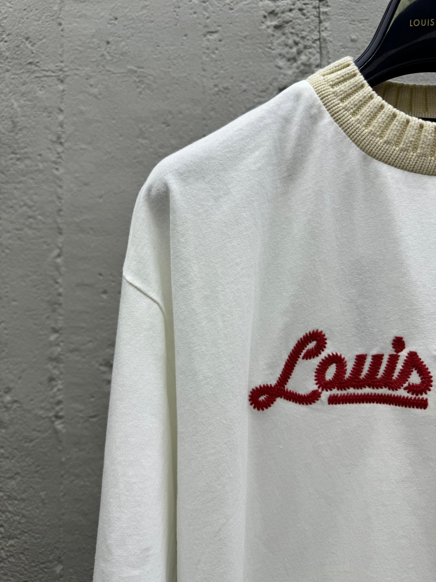 Gestricktes Kurzarm-T-Shirt mit Stickerei