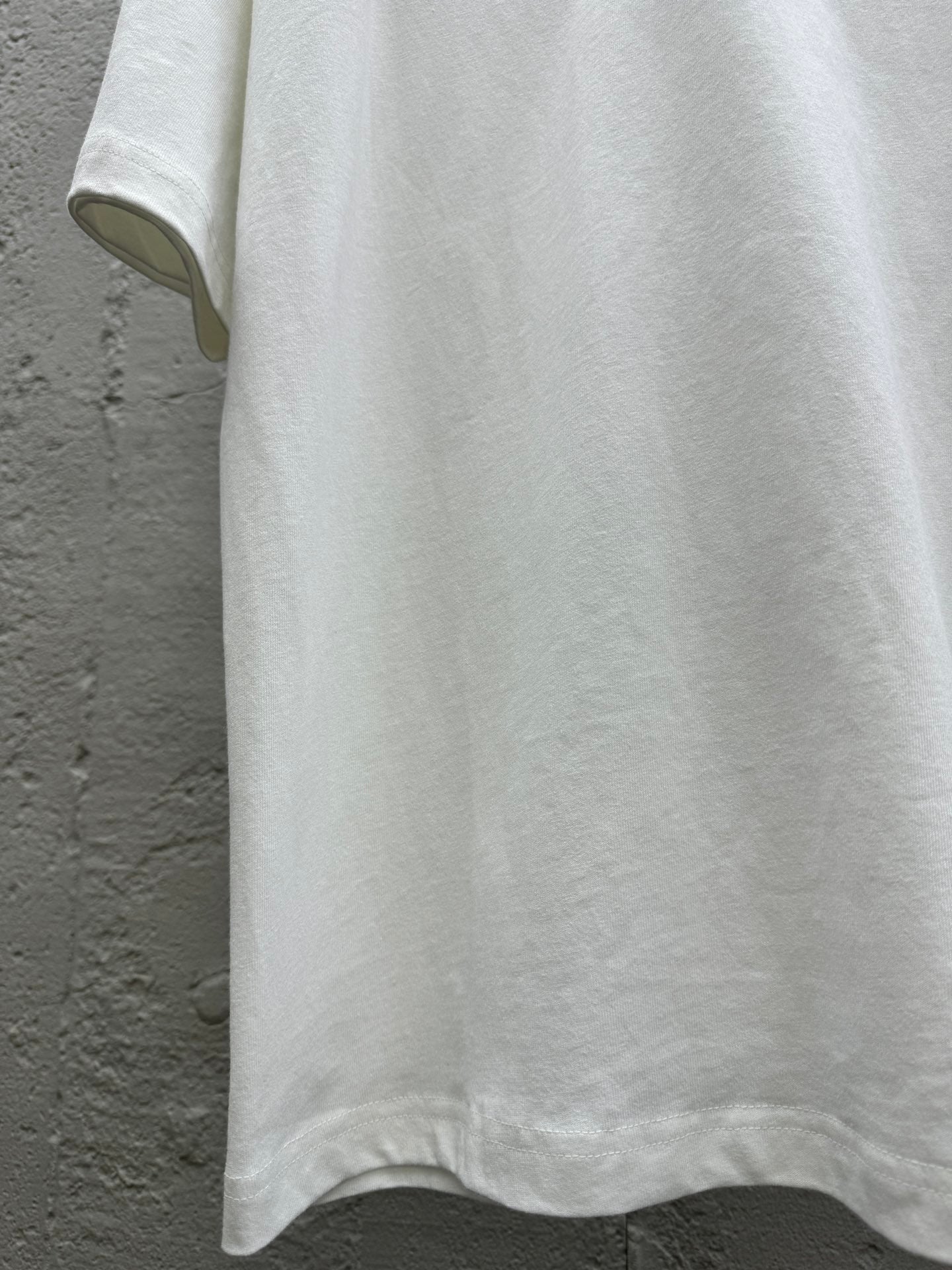 Gestricktes Kurzarm-T-Shirt mit Stickerei