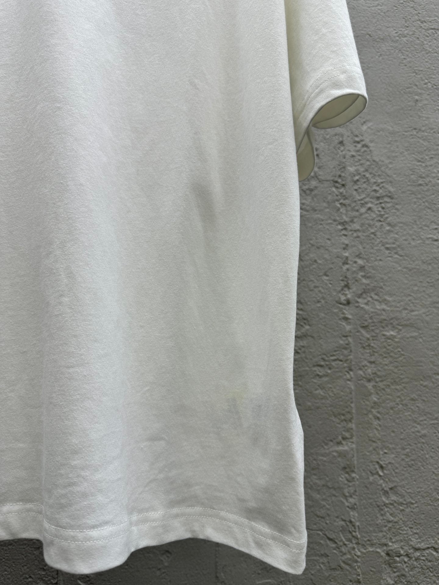 Gestricktes Kurzarm-T-Shirt mit Stickerei