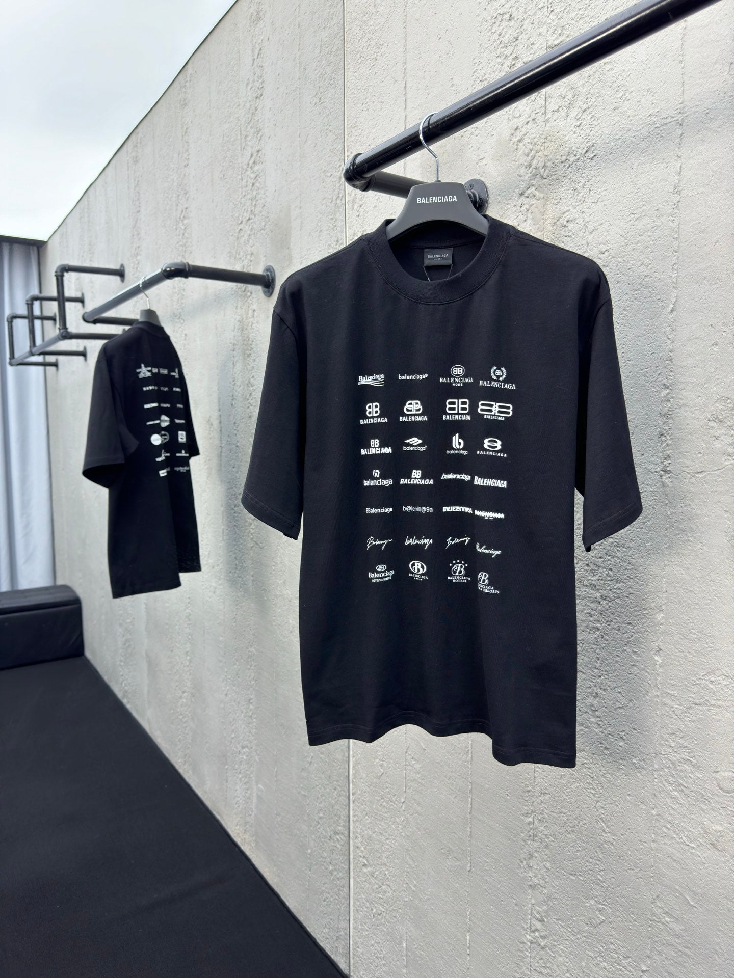 Manches courtes entièrement imprimées avec LOGO sur le devant et le dos